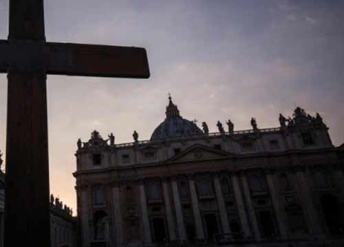 La Madonna “apre gli occhi”. I fedeli: è un miracolo La Madonna “apre gli occhi”. I fedeli: è un miracolo