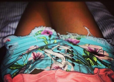 Arisa mostra gli slip: la vincitrice di Sanremo scende dall’auto e fa vedere tutto