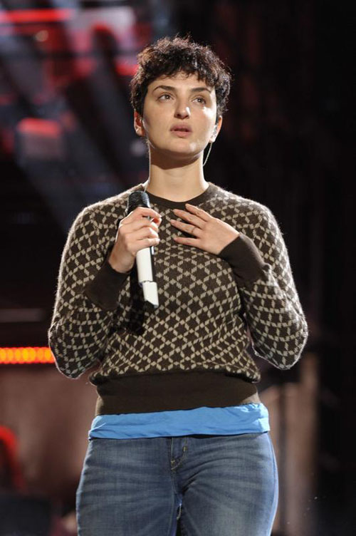 Arisa mostra gli slip: la vincitrice di Sanremo scende dall’auto e fa vedere tutto