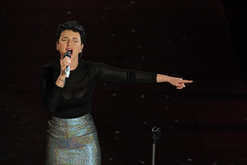 Arisa mostra gli slip: la vincitrice di Sanremo scende dall’auto e fa vedere tutto