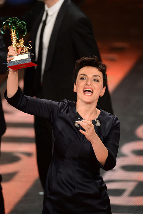 Arisa mostra gli slip: la vincitrice di Sanremo scende dall’auto e fa vedere tutto