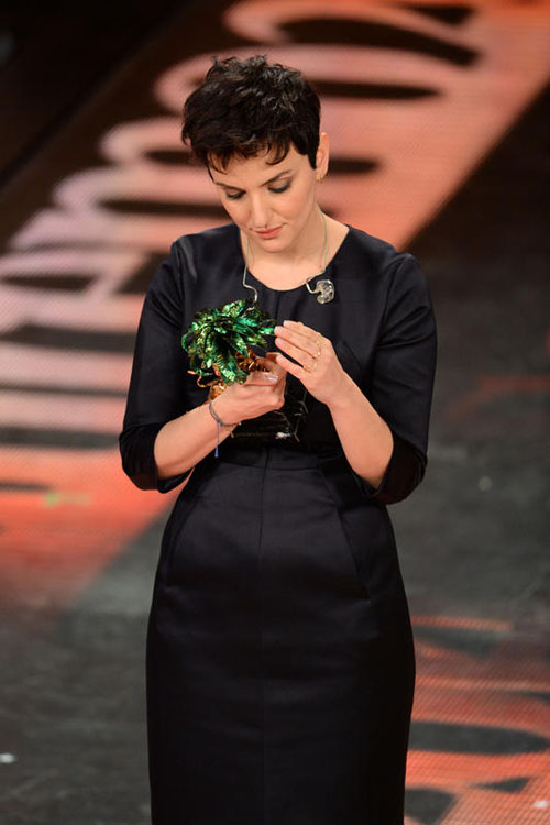 Arisa mostra gli slip: la vincitrice di Sanremo scende dall’auto e fa vedere tutto