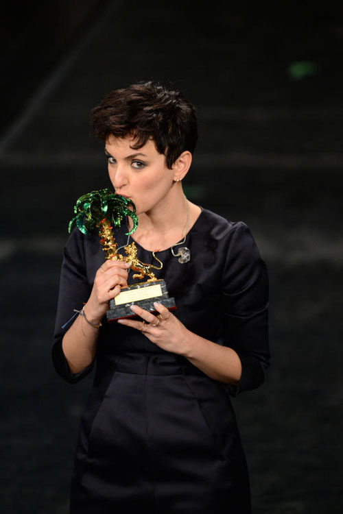 Arisa mostra gli slip: la vincitrice di Sanremo scende dall’auto e fa vedere tutto