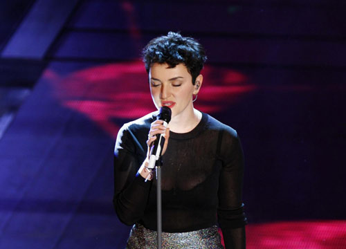 Arisa mostra gli slip: la vincitrice di Sanremo scende dall’auto e fa vedere tutto