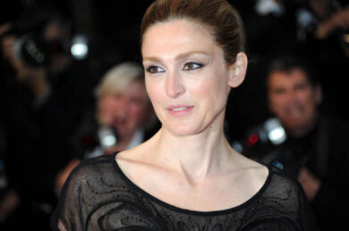 Julie Gayet difende le donne. In un corto denuncia le nozze forzate