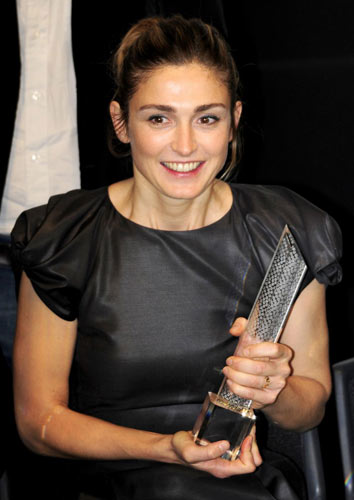 Julie Gayet difende le donne. In un corto denuncia le nozze forzate Julie Gayet difende le donne. In un corto denuncia le nozze forzate