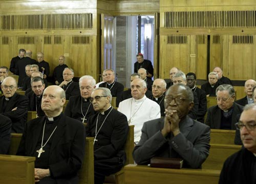 Papa in pullman per Ariccia con cardinali e vescovi Papa in pullman per Ariccia con cardinali e vescovi