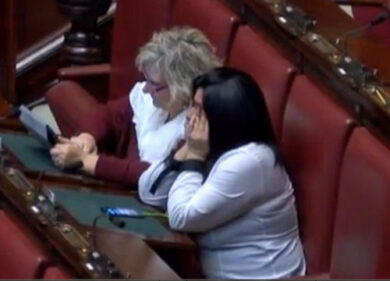 Parità di genere, la Camera rinvia. Protesta delle deputate