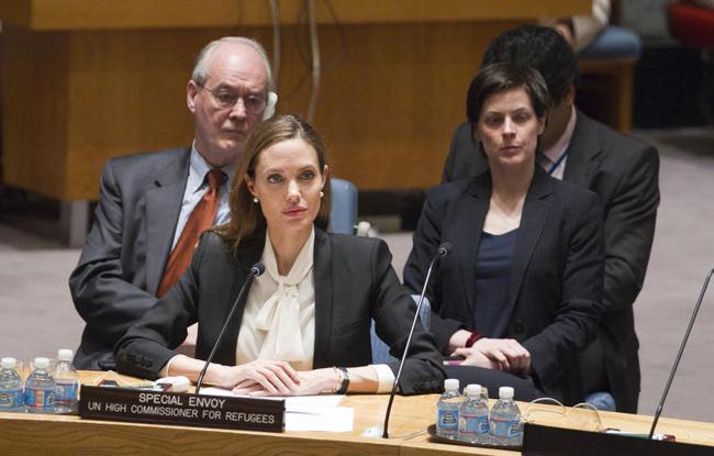 Nuovo intervento chirurgico contro il cancro per Angelina Jolie Nuovo intervento chirurgico contro il cancro per Angelina Jolie