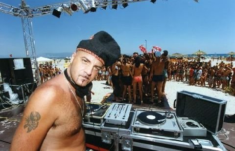 Neknomination, dj Aniceto: “Per essere fighi non bisogna seguire il branco” Neknomination, dj Aniceto: “Per essere fighi non bisogna seguire il branco”