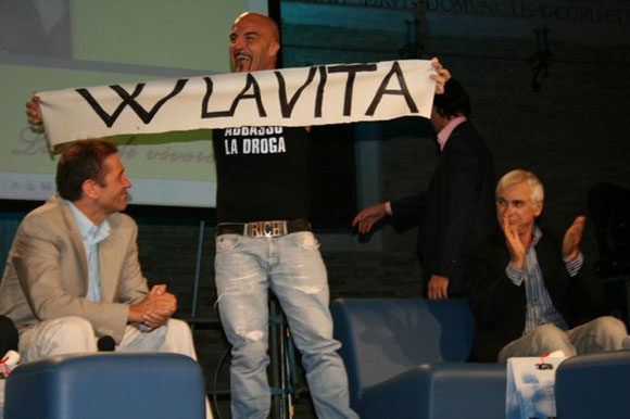 Neknomination, dj Aniceto: “Per essere fighi non bisogna seguire il branco” Neknomination, dj Aniceto: “Per essere fighi non bisogna seguire il branco”
