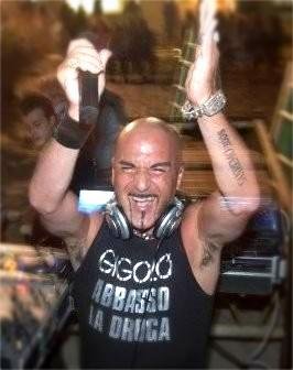 Neknomination, dj Aniceto: “Per essere fighi non bisogna seguire il branco” Neknomination, dj Aniceto: “Per essere fighi non bisogna seguire il branco”