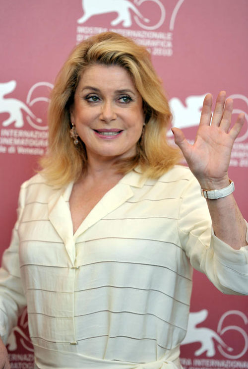 Catherine Deneuve icona sexy a 70 anni: pizzo e tacchi a spillo per l’attrice