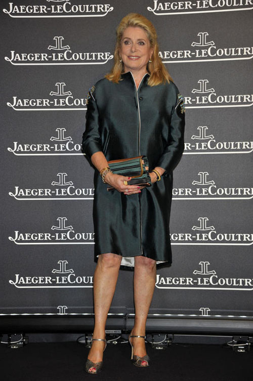 Catherine Deneuve icona sexy a 70 anni: pizzo e tacchi a spillo per l’attrice