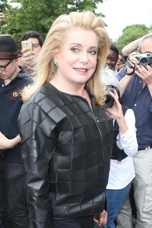 Catherine Deneuve icona sexy a 70 anni: pizzo e tacchi a spillo per l’attrice