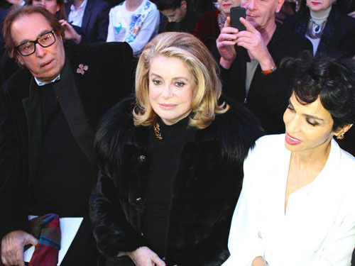 Catherine Deneuve icona sexy a 70 anni: pizzo e tacchi a spillo per l’attrice