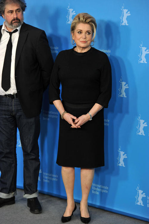 Catherine Deneuve icona sexy a 70 anni: pizzo e tacchi a spillo per l’attrice