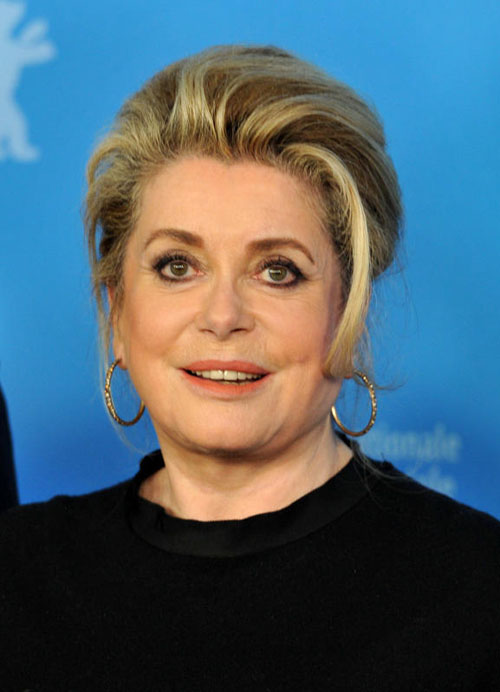 Catherine Deneuve icona sexy a 70 anni: pizzo e tacchi a spillo per l’attrice