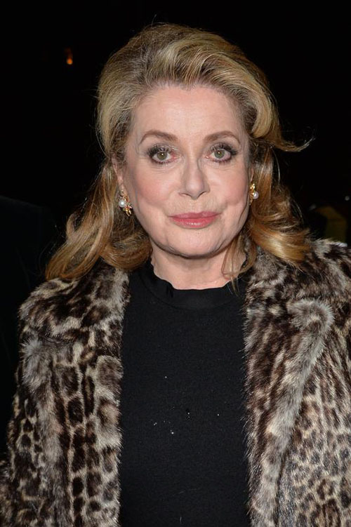 Catherine Deneuve icona sexy a 70 anni: pizzo e tacchi a spillo per l’attrice