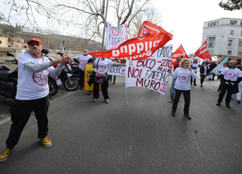 Il Fatebenefratelli affonda nei debiti. Lavoratori in corteo: 200 gli esuberi Il Fatebenefratelli affonda nei debiti. Lavoratori in corteo: 200 gli esuberi