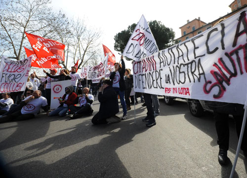 Il Fatebenefratelli affonda nei debiti. Lavoratori in corteo: 200 gli esuberi Il Fatebenefratelli affonda nei debiti. Lavoratori in corteo: 200 gli esuberi