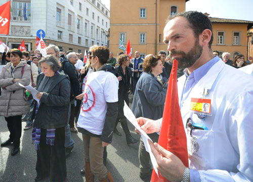 Il Fatebenefratelli affonda nei debiti. Lavoratori in corteo: 200 gli esuberi Il Fatebenefratelli affonda nei debiti. Lavoratori in corteo: 200 gli esuberi