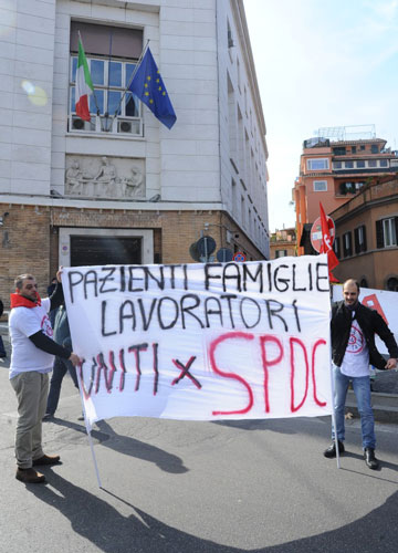 Il Fatebenefratelli affonda nei debiti. Lavoratori in corteo: 200 gli esuberi Il Fatebenefratelli affonda nei debiti. Lavoratori in corteo: 200 gli esuberi