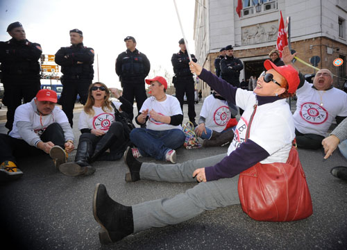 Il Fatebenefratelli affonda nei debiti. Lavoratori in corteo: 200 gli esuberi Il Fatebenefratelli affonda nei debiti. Lavoratori in corteo: 200 gli esuberi