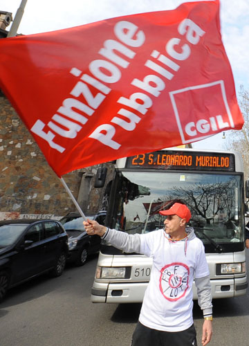 Il Fatebenefratelli affonda nei debiti. Lavoratori in corteo: 200 gli esuberi Il Fatebenefratelli affonda nei debiti. Lavoratori in corteo: 200 gli esuberi