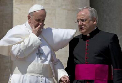 Papa in pullman per Ariccia con cardinali e vescovi