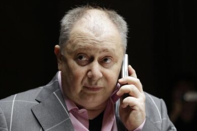 Lele Mora ora lavora al mercato. “Vendo abiti usati per Don Mazzi”