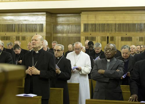 Papa in pullman per Ariccia con cardinali e vescovi Papa in pullman per Ariccia con cardinali e vescovi