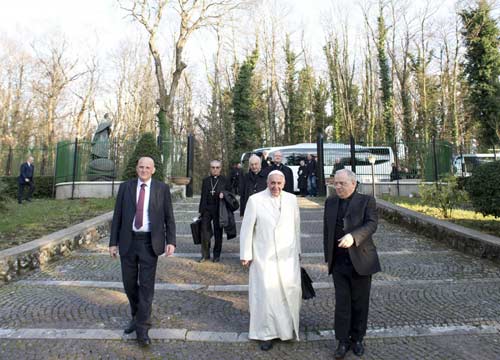 Papa in pullman per Ariccia con cardinali e vescovi Papa in pullman per Ariccia con cardinali e vescovi