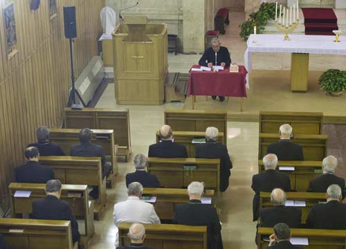 Papa in pullman per Ariccia con cardinali e vescovi Papa in pullman per Ariccia con cardinali e vescovi