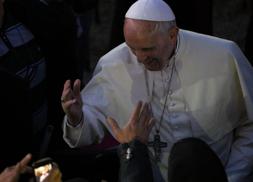 Papa in pullman per Ariccia con cardinali e vescovi Papa in pullman per Ariccia con cardinali e vescovi