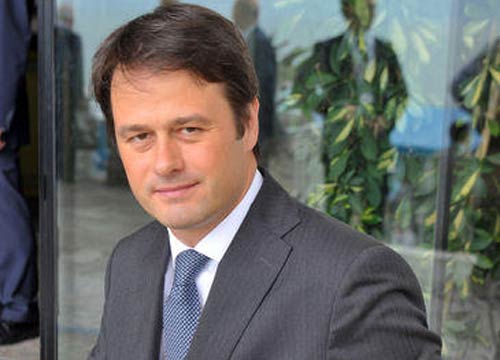 Ricavi ancora deboli ma rosso dimezzato: Piazza Affari premia Rcs Ricavi ancora deboli ma rosso dimezzato: Piazza Affari premia Rcs