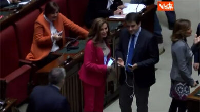 VIDEO: Santanchè in aula in rosa, non aderisce a iniziativa donne in bianco
