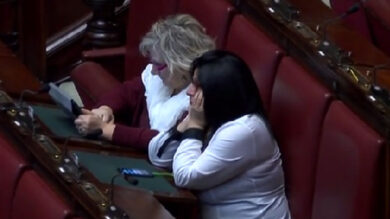 VIDEO: Camera in aula le prime deputate in bianco per la parità di genere