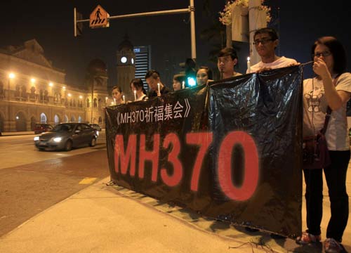 Malesia, estesa l’area di ricerca dei dispersi. Mistero sui telefonini Malesia, estesa l’area di ricerca dei dispersi. Mistero sui telefonini