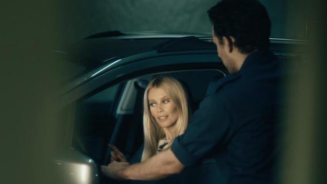 Alta ingegneria ed eleganza, Opel sceglie Claudia Schiffer