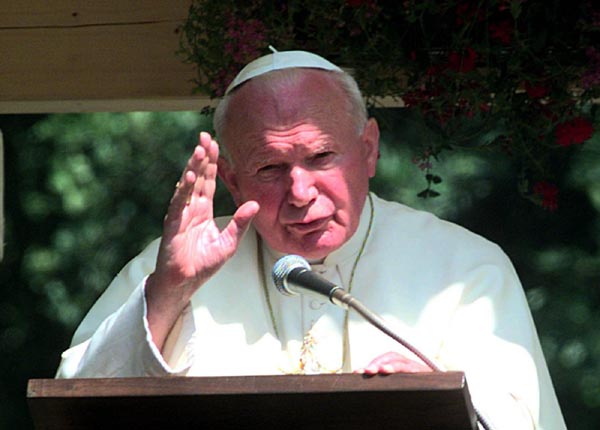 Il medico che curò la donna miracolata da Wojtyla: “Guarigione inspiegabile”