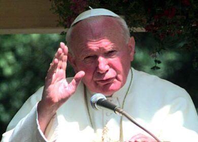 Il medico che curò la donna miracolata da Wojtyla: “Guarigione inspiegabile”