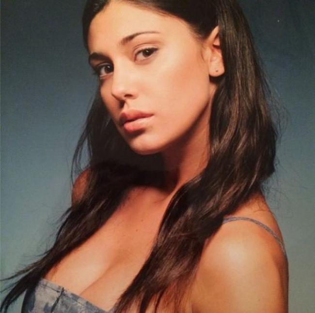 Crisi di nervi per Belen: sbotta contro i paparazzi e mostra il dito medio Crisi di nervi per Belen: sbotta contro i paparazzi e mostra il dito medio