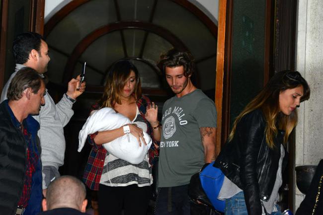 Crisi di nervi per Belen: sbotta contro i paparazzi e mostra il dito medio Crisi di nervi per Belen: sbotta contro i paparazzi e mostra il dito medio