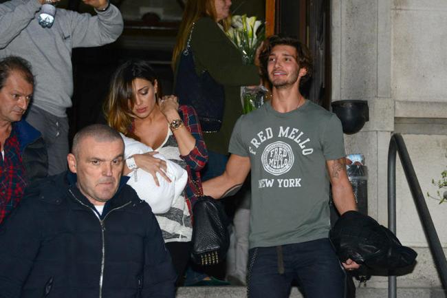 Crisi di nervi per Belen: sbotta contro i paparazzi e mostra il dito medio Crisi di nervi per Belen: sbotta contro i paparazzi e mostra il dito medio