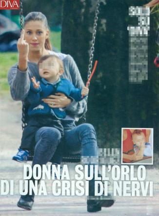 Crisi di nervi per Belen: sbotta contro i paparazzi e mostra il dito medio Crisi di nervi per Belen: sbotta contro i paparazzi e mostra il dito medio
