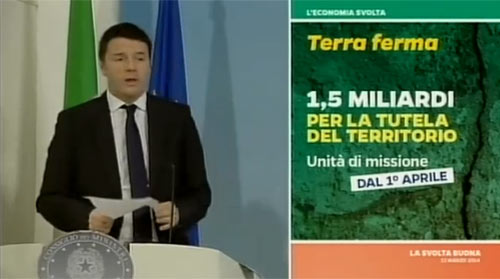 Renzi show in conferenza stampa. Slide, foto e battute coi giornalisti Renzi show in conferenza stampa. Slide, foto e battute coi giornalisti