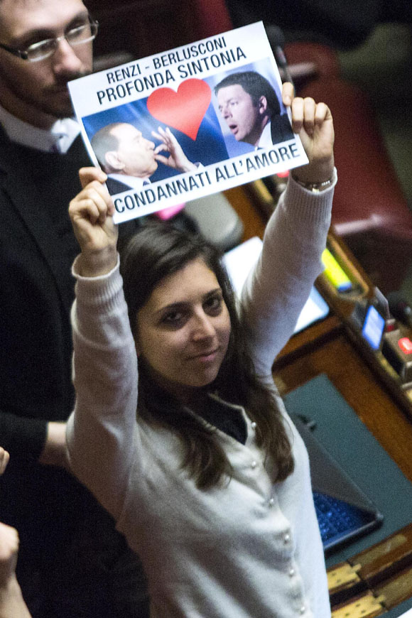 Italicum, sì della Camera. Video-gaffe. “Renzi e Silvio innamorati” Italicum, sì della Camera. Video-gaffe. “Renzi e Silvio innamorati”