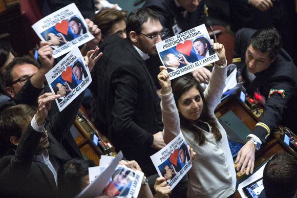 Italicum, sì della Camera. Video-gaffe. “Renzi e Silvio innamorati” Italicum, sì della Camera. Video-gaffe. “Renzi e Silvio innamorati”