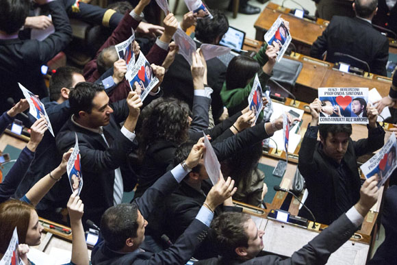 Italicum, sì della Camera. Video-gaffe. “Renzi e Silvio innamorati” Italicum, sì della Camera. Video-gaffe. “Renzi e Silvio innamorati”